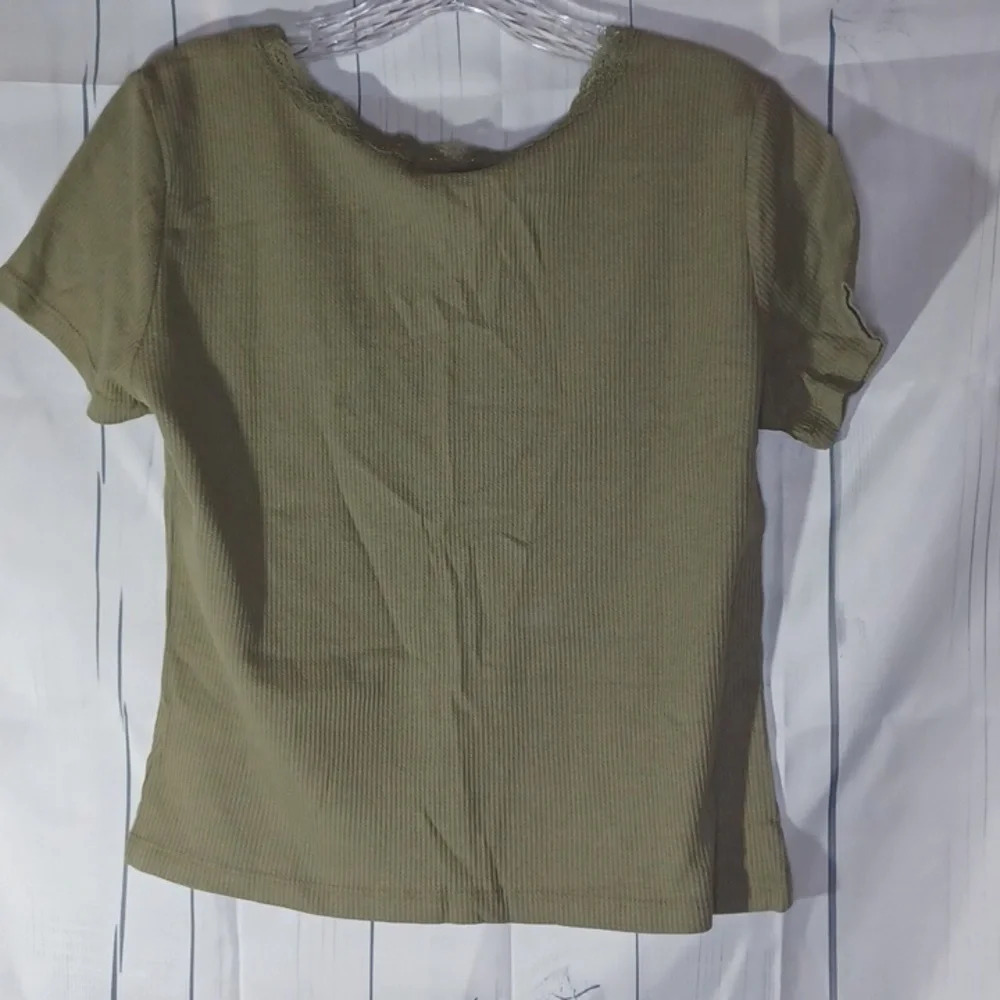 SO juniors ribbed cropped v-neck lace trim shirt NWT - Picture 4 of 4